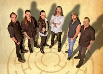 Labyrinth, la acoustic quarantine version di “Falling Rain”