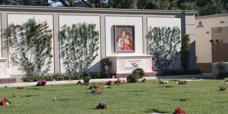 Tombe Rock, le immagini della tomba di Ronnie James Dio a 10 anni dalla scomparsa