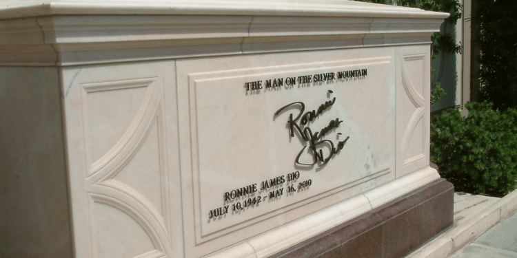 Tombe Rock, le immagini della tomba di Ronnie James Dio a 10 anni dalla scomparsa