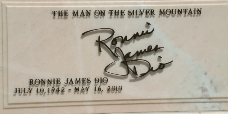 Tombe Rock, le immagini della tomba di Ronnie James Dio a 10 anni dalla scomparsa