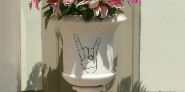 Tombe Rock, le immagini della tomba di Ronnie James Dio a 10 anni dalla scomparsa