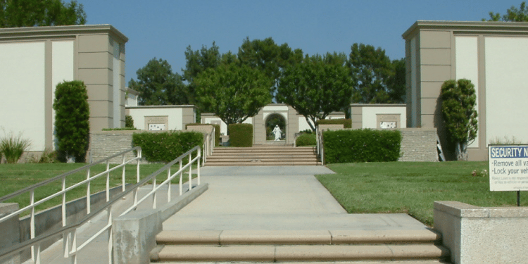 Tombe Rock, le immagini della tomba di Ronnie James Dio a 10 anni dalla scomparsa