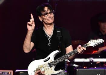 Steve Vai, disponibile il nuovo brano “Candle Power”