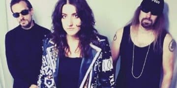 Julia and The Roofers accordo con Diamonds Prod.