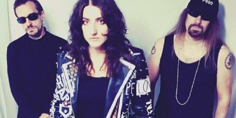 Julia and The Roofers accordo con Diamonds Prod.