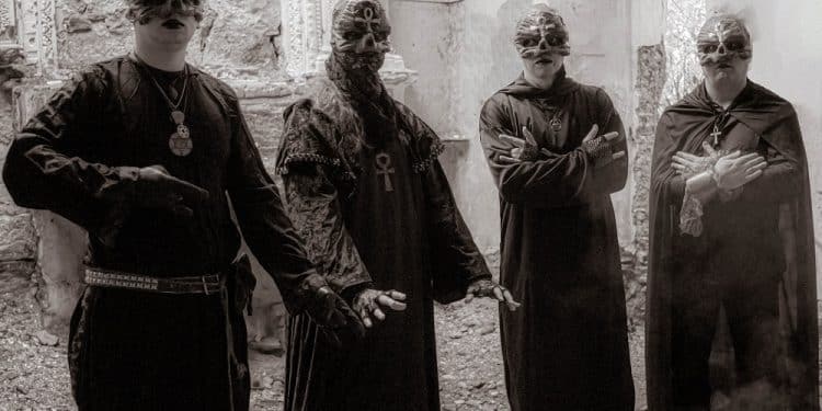 Tony Tears, “Non succederà mai di vedere una copertina slacciata alla musica”