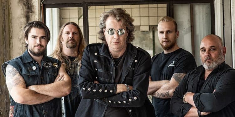 Burning, un brano con Dennis Stratton