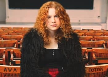 Ava Toton è una chitarrista/cantautrice prodigio e una speranza per il futuro del rock
