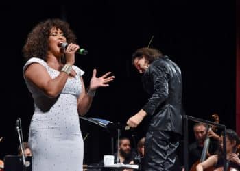Successo al “Fusco” per la protagonista di “Indimenticabile Whitney”