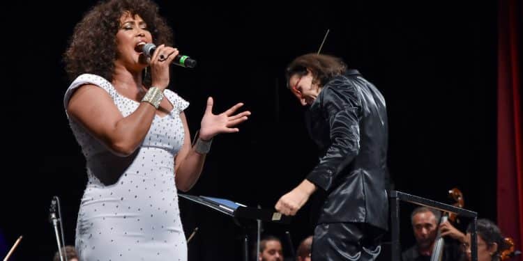 Successo al “Fusco” per la protagonista di “Indimenticabile Whitney”