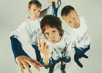 INTERNET FRIENDS – Dressed to kill