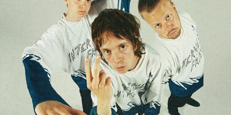 INTERNET FRIENDS – Dressed to kill