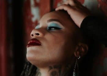 La sirena del southern gothic Cammie Beverly (OCEANS OF SLUMBER) pubblica il nuovo singolo ‘Kiss of the Moon’ su Icons Creating Evil Art