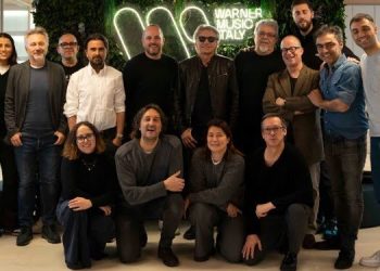 LUCIANO LIGABUE e WARNER MUSIC ITALIA firmano l’accordo per l’acquisizione degli album da Zoo Aperto confermando il loro legame dopo 35 anni