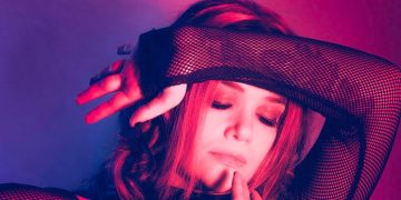 Of the Muses: tra atmosfere black e spirito indipendente, il viaggio musicale di un’artista fuori dagli schemi