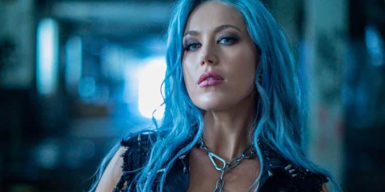 ARCH ENEMY: Alissa White-Gluz lascia la band e debutta con il singolo solista “The Room Where She Died”