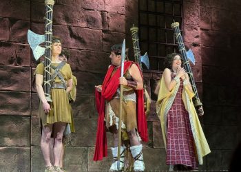 Enrico Brignano conquista Trieste con “I 7 Re di Roma”: ironia, musica e travestimenti in una celebrazione del mito e della città eterna