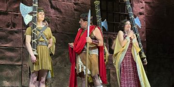 Enrico Brignano conquista Trieste con “I 7 Re di Roma”: ironia, musica e travestimenti in una celebrazione del mito e della città eterna
