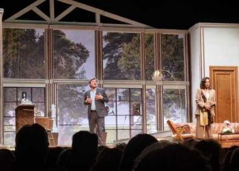 “Amore, inganni e risate: Solfrizzi e Ferri conquistano Bologna con L’anatra all’arancia”