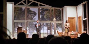 “Amore, inganni e risate: Solfrizzi e Ferri conquistano Bologna con L’anatra all’arancia”