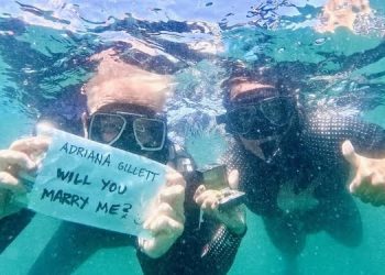 Metallica, James Hetfield e Adriana Gillett presto sposi: proposta sott’acqua tra gli squali