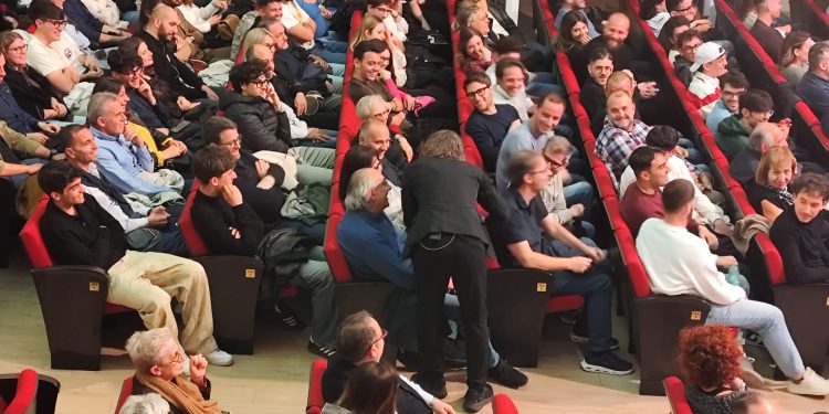 Cruciani all’Orfeo, tra attualità e provocazioni controllate: pubblico attento per una serata ricca di spunti