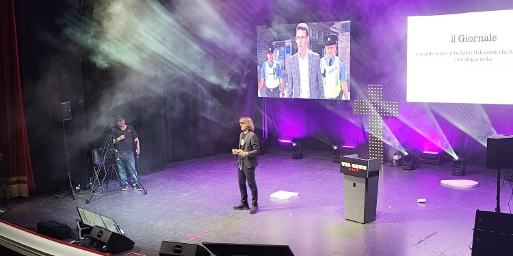 Cruciani all’Orfeo, tra attualità e provocazioni controllate: pubblico attento per una serata ricca di spunti