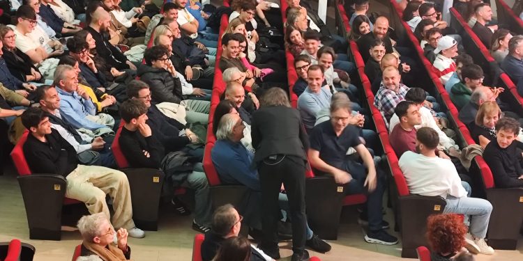 Cruciani all’Orfeo, tra attualità e provocazioni controllate: pubblico attento per una serata ricca di spunti