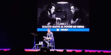Fabrizio Corona infiamma Bitritto: al Palatour lo spettacolo “Falsissimo Tour” tra provocazioni e sala gremita