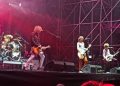 The Darkness incendiano il Pistoia Blues: Justin Hawkins conquista tutti con l’impossibile omaggio a Celine Dion
