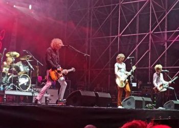 The Darkness incendiano il Pistoia Blues: Justin Hawkins conquista tutti con l’impossibile omaggio a Celine Dion