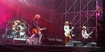 The Darkness incendiano il Pistoia Blues: Justin Hawkins conquista tutti con l’impossibile omaggio a Celine Dion